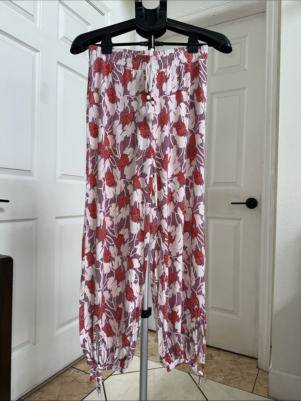 Anthropologie Surat Red, Purple, and White Patterned Jogger Pants in Size XS
